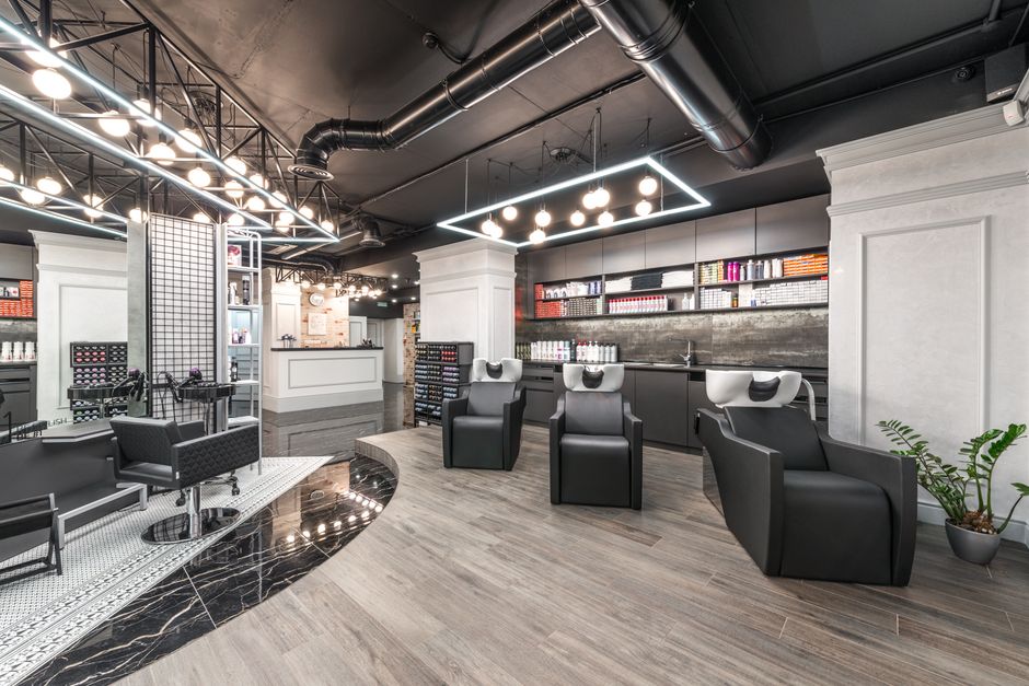Interior de un salón de belleza con estaciones de estilismo — foto de la demo de salón